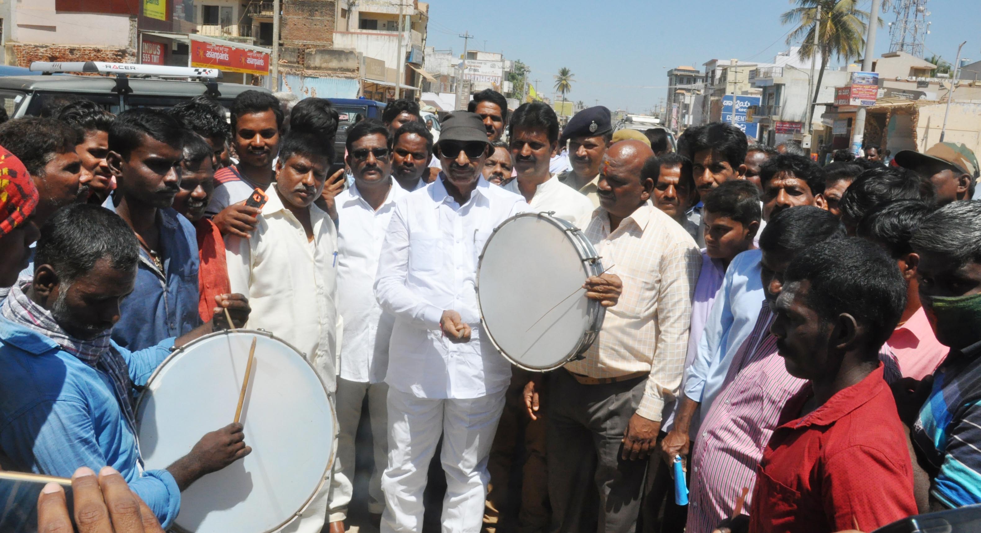 ಚಾಮರಾಜನಗರ: ಸಮಗ್ರ ಅಭಿವೃದ್ದಿಗೆ ವಿಶೇಷ ಪ್ಯಾಕೇಜ್ ನೀಡಲು ಒತ್ತಾಯಿಸಿ ಧರಣಿ